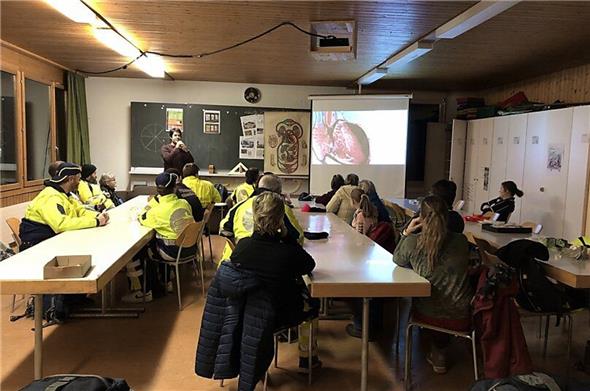 Es ging ums Blut: Die Übungstätigkeit in diesem Jahr begann mit Theorie zum Thema Blutkreislauf, Blut und Blutgerinnung.