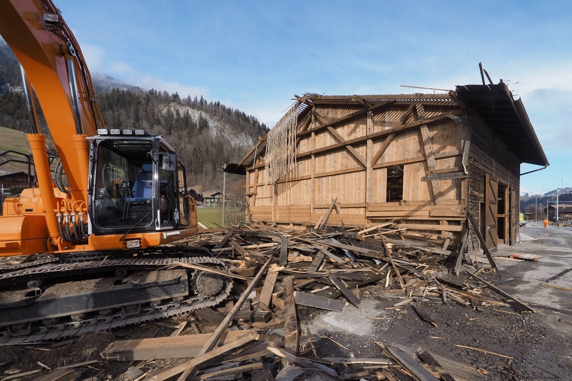 Es kann nur einen Gewinner in dem ungleichen Duell zwischen Bagger und Gebäude g...