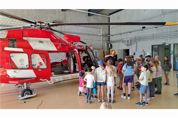 Es konnte der Heli besichtigt werden und wer Glück und den Mut dazu hatte, wurde an der Übungsseilwinde als „Arzt“ oder als „Patient“ in die Höhe gezogen.