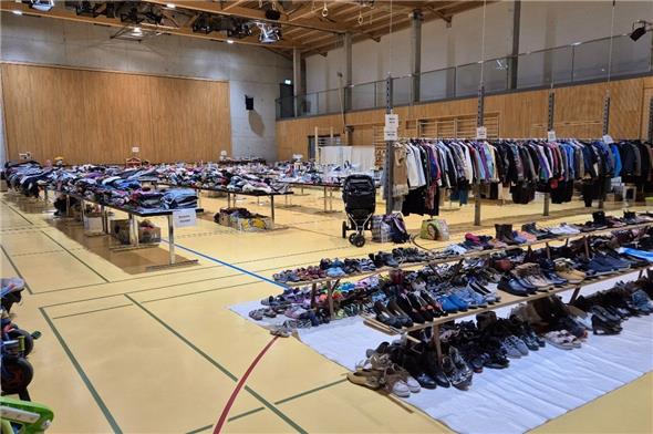 Es lohnt sich allemal, sich um 7.30 Uhr vor dem Eingang anzustellen. Denn so schöne Kleiderstapel sehen nur die ganz frühen Flohmarkt-Besucher.