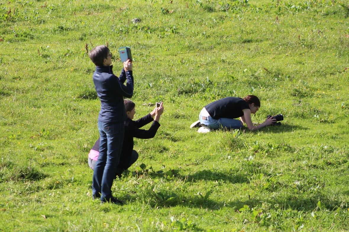 Es war das besondere Kennzeichen der «Kühreihen»-Aufführungen von «Alphorn Experience» auf der Oberstockenalp am 4. und 7. Juli: Die Wahrnehmung heutiger Menschen ist ganz erheblich von den Medien und Instrumenten abhängig, die wir verwenden, von den Mobilgeräten und Kameras.