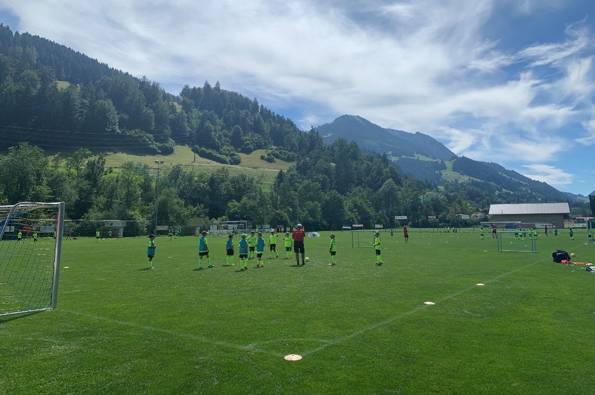 Es werden Anweisungen gegeben.