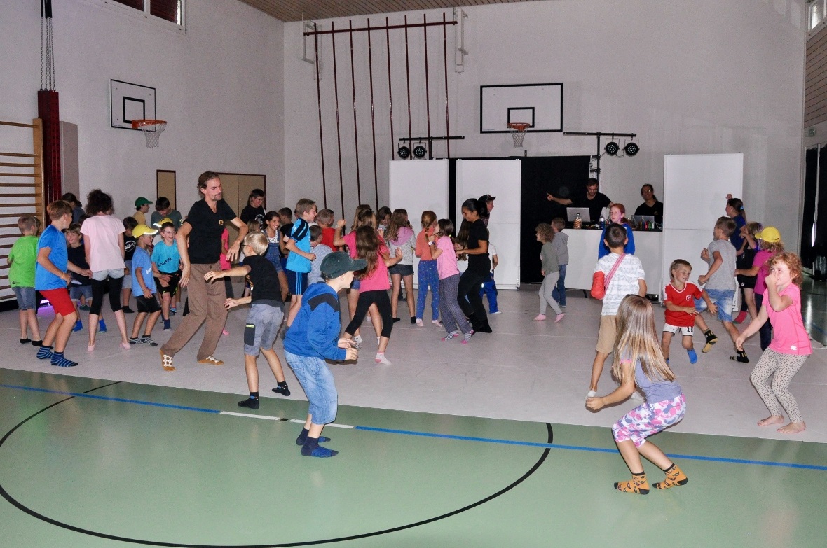 Es wird ausgelassen gefeiert und getanzt.