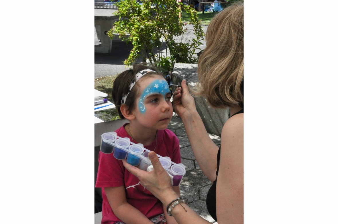 Es wird intensiv und hoch konzentriert geschminkt.