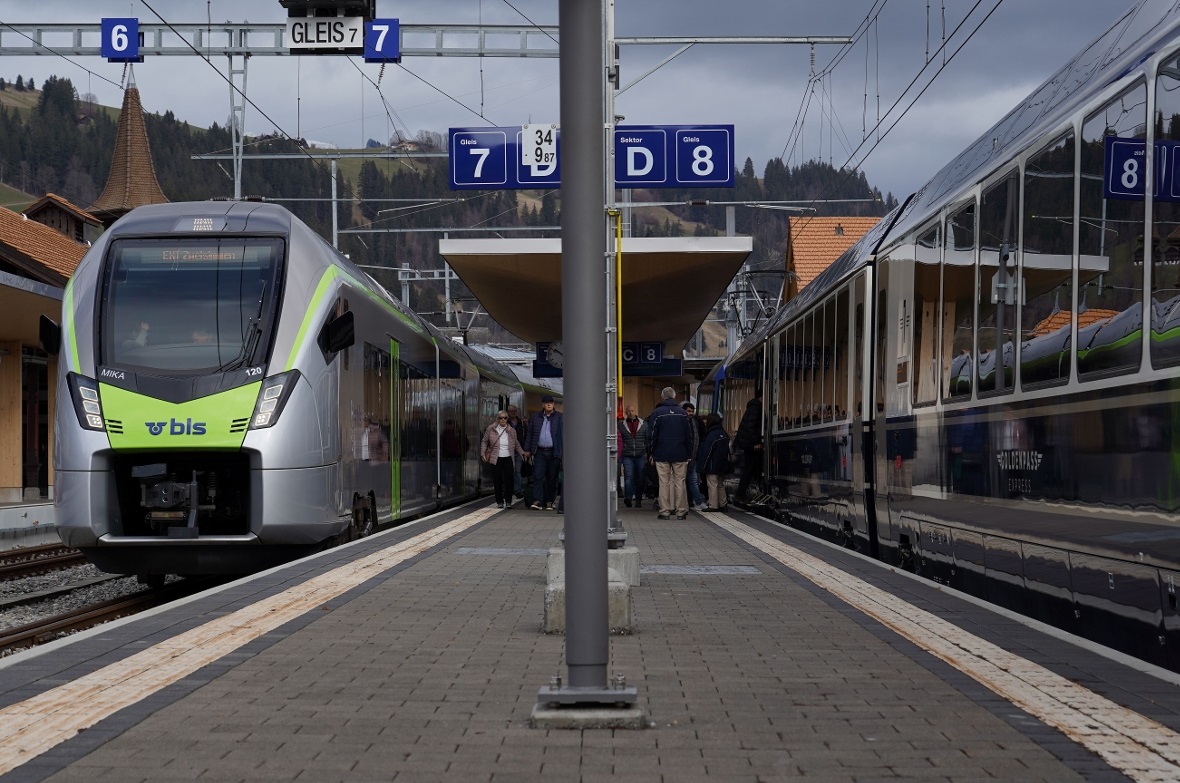 Es wird wieder umgestiegen: Auf dem Netz der MOB von Zweisimmen nach Montreux fährt der GPX noch immer, doch ist in Zweisimmen wieder ein Umstieg nötig. Die umsteigefreie Verbindung ist nach 80 Betriebstagen nicht mehr aktiv.