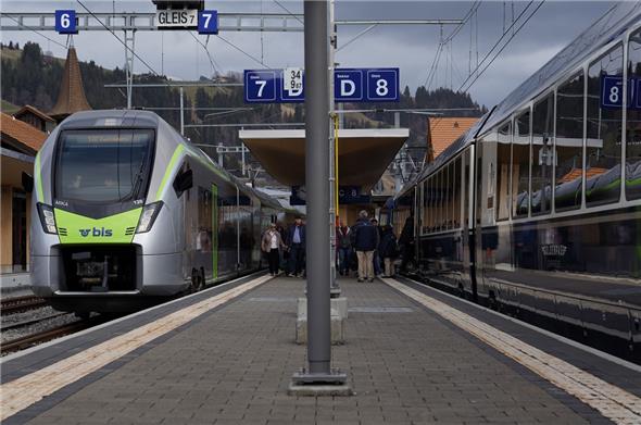 Es wird wieder umgestiegen: Auf dem Netz der MOB von Zweisimmen nach Montreux fährt der GPX noch immer, doch ist in Zweisimmen wieder ein Umstieg nötig. Die umsteigefreie Verbindung ist nach 80 Betriebstagen nicht mehr aktiv.