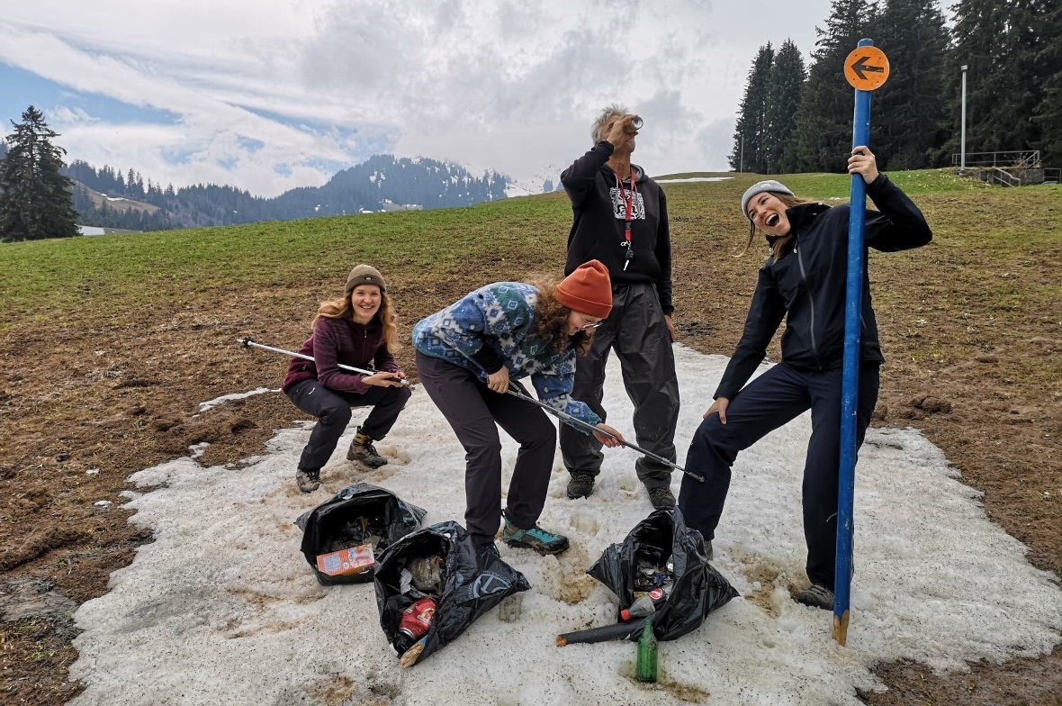 Es wurde gesammelt und gesäubert: Aktive der Klimagruppe Simmental beim Aufräumen auf dem Rinderberg.