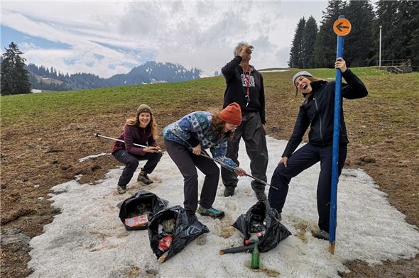 Es wurde gesammelt und gesäubert: Aktive der Klimagruppe Simmental beim Aufräumen auf dem Rinderberg.