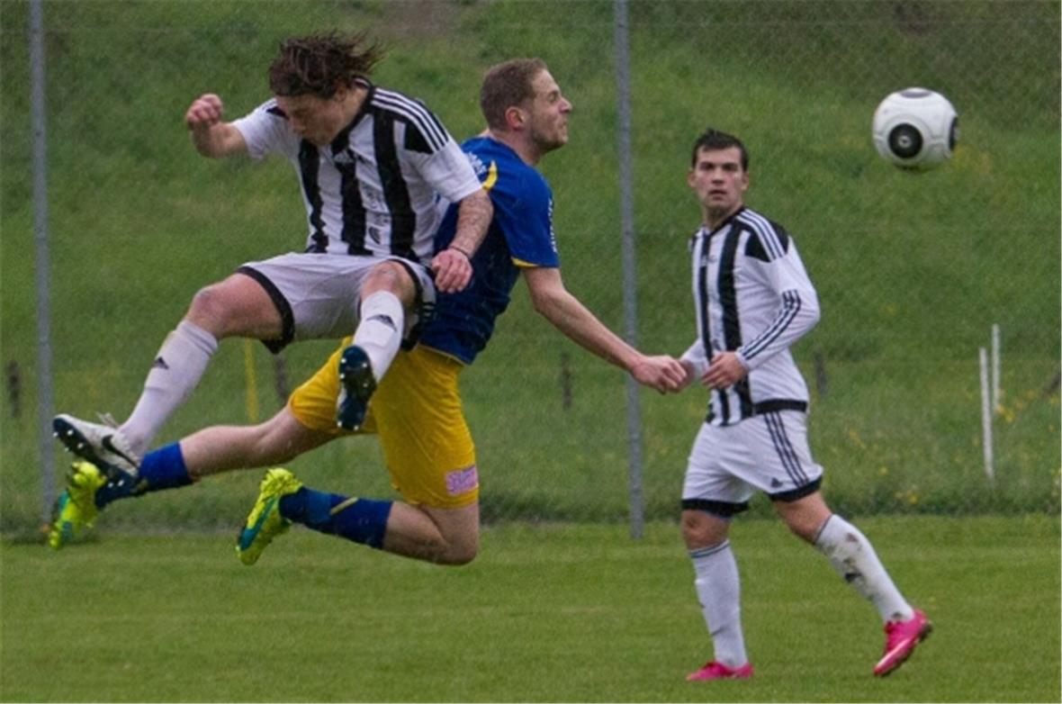 Es wurde hart aber fair gekämpft (hier Eric Brügger im Kopfballduell).