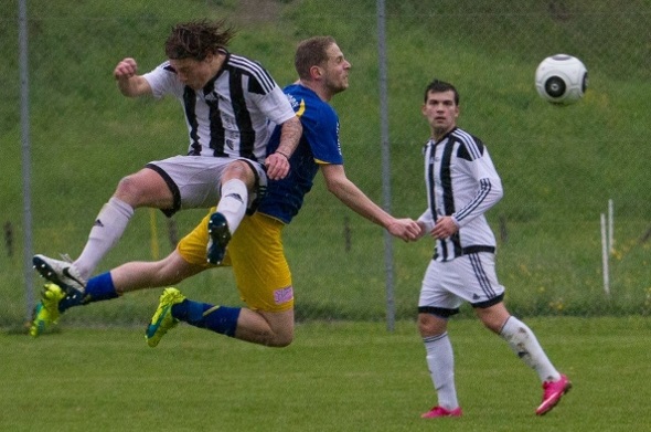 Es wurde hart aber fair gekämpft (hier Eric Brügger im Kopfballduell).