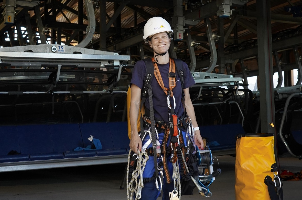 Estelle Vorpe (Mitarbeiterin Verwaltung) mit voller Rettungsausrüstung.