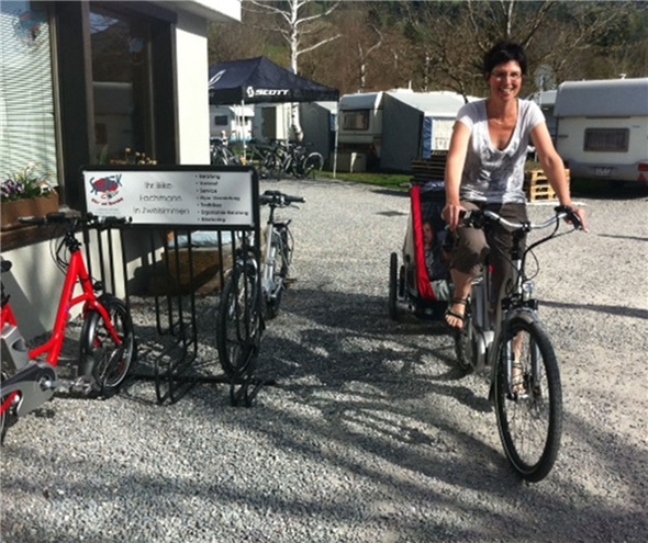 Esther Nobs aus Lüscherz freut sich über die Fahrt mit ihren neuen Flyer und dem Kinderanhänger.