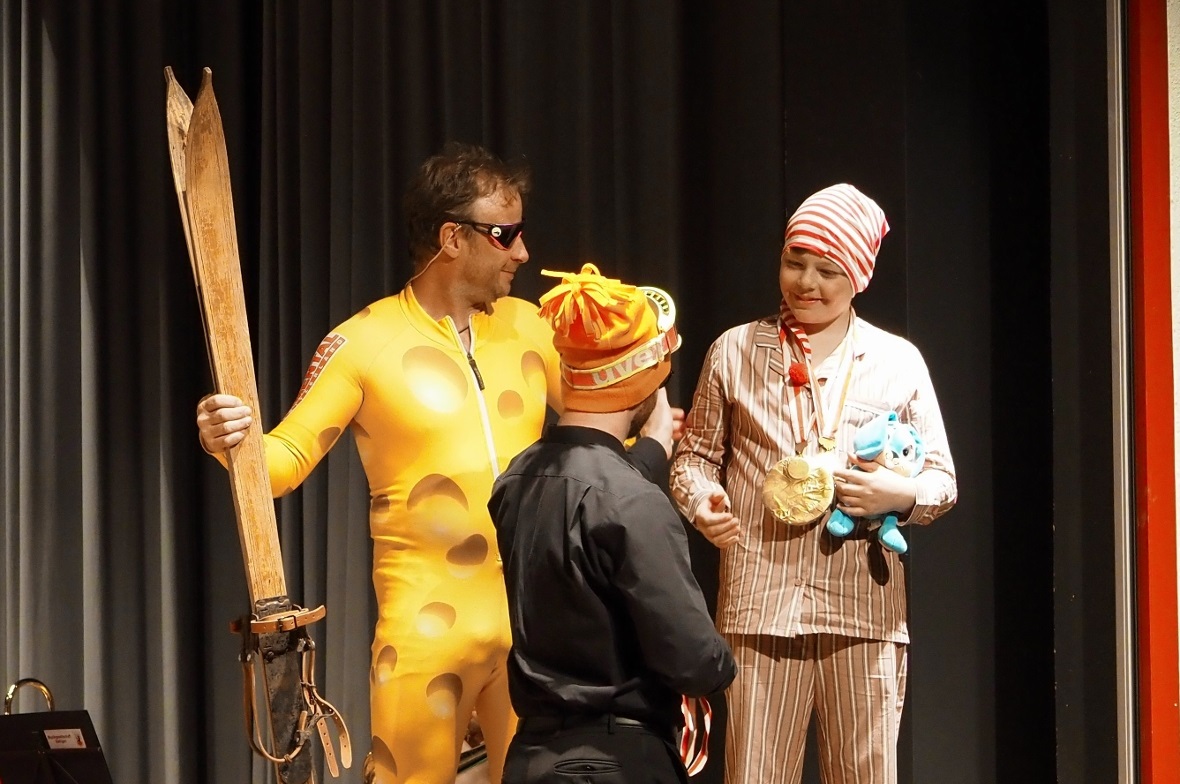 Etienne Aegerter im legendären gelben Chäs-Skidress und Ben Eschler, der als sch...