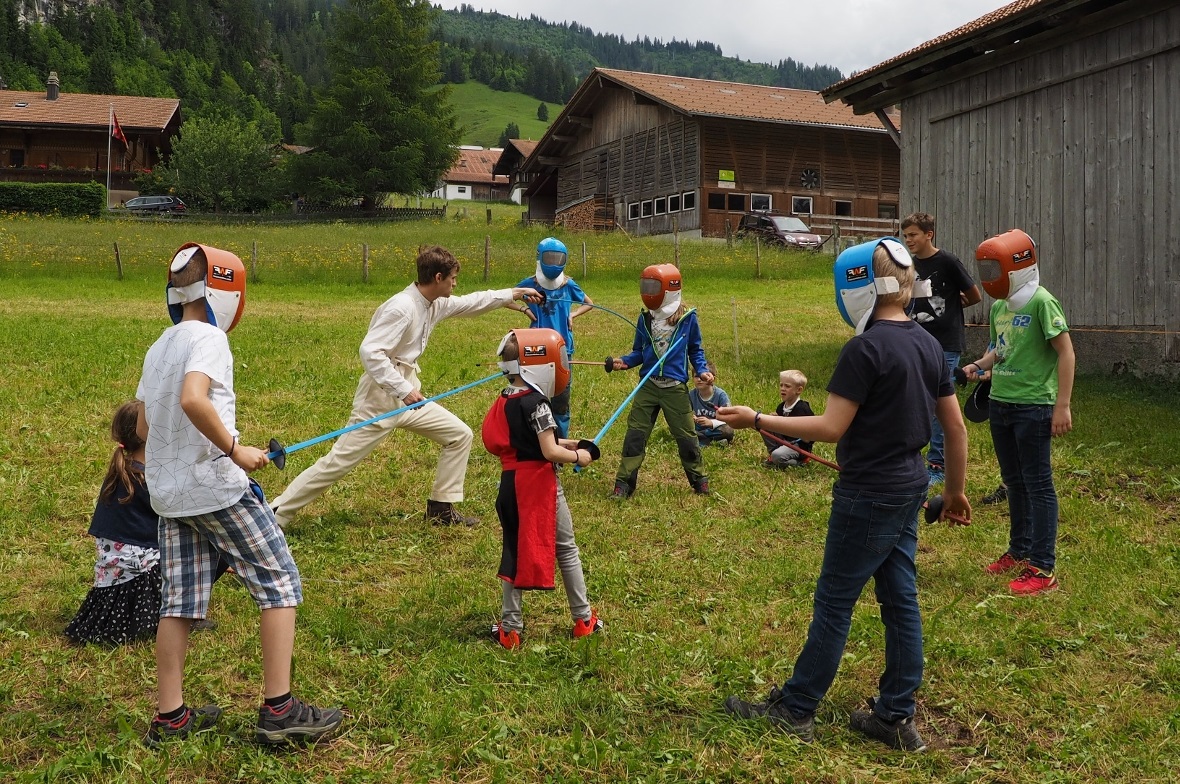 Etliche Kinder nutzten auch das Angebot für einen kleinen Fechtkurs vom Fechtclu...