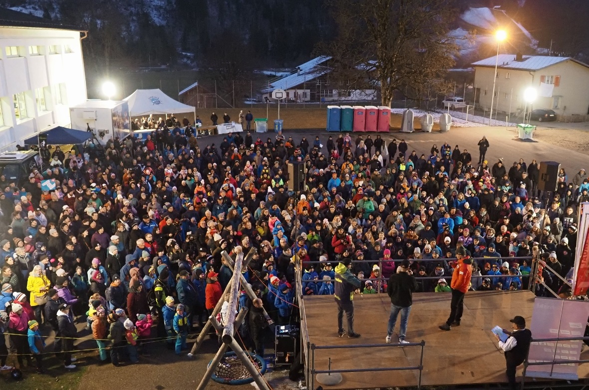 Etwa 1000 Fans begrüssen Franjo in Boltigen.