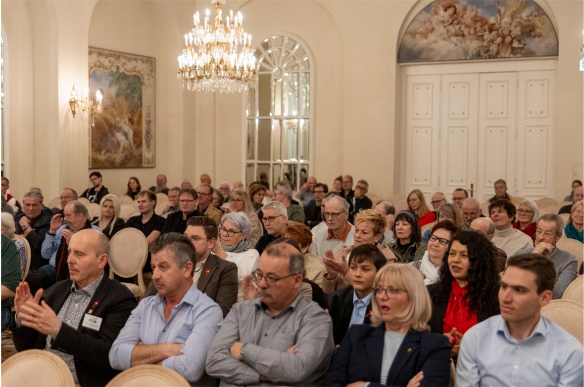 Etwa 150 Gäste nutzten die Gelegenheit, das Podiumsgespräch live mitzuerleben.