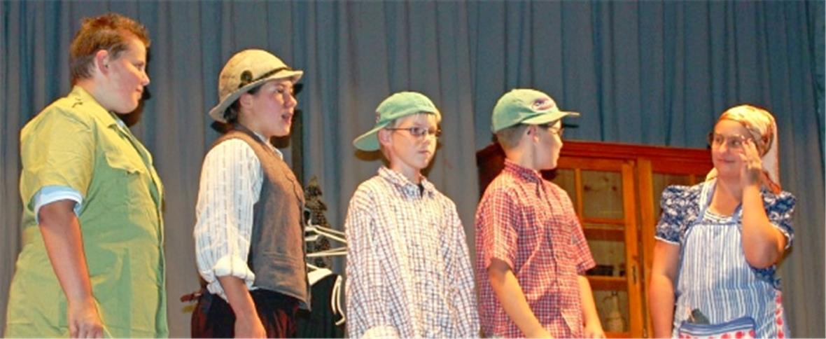 Eugen und seine Lausbuben-Kollegen bei Tante Melanie.