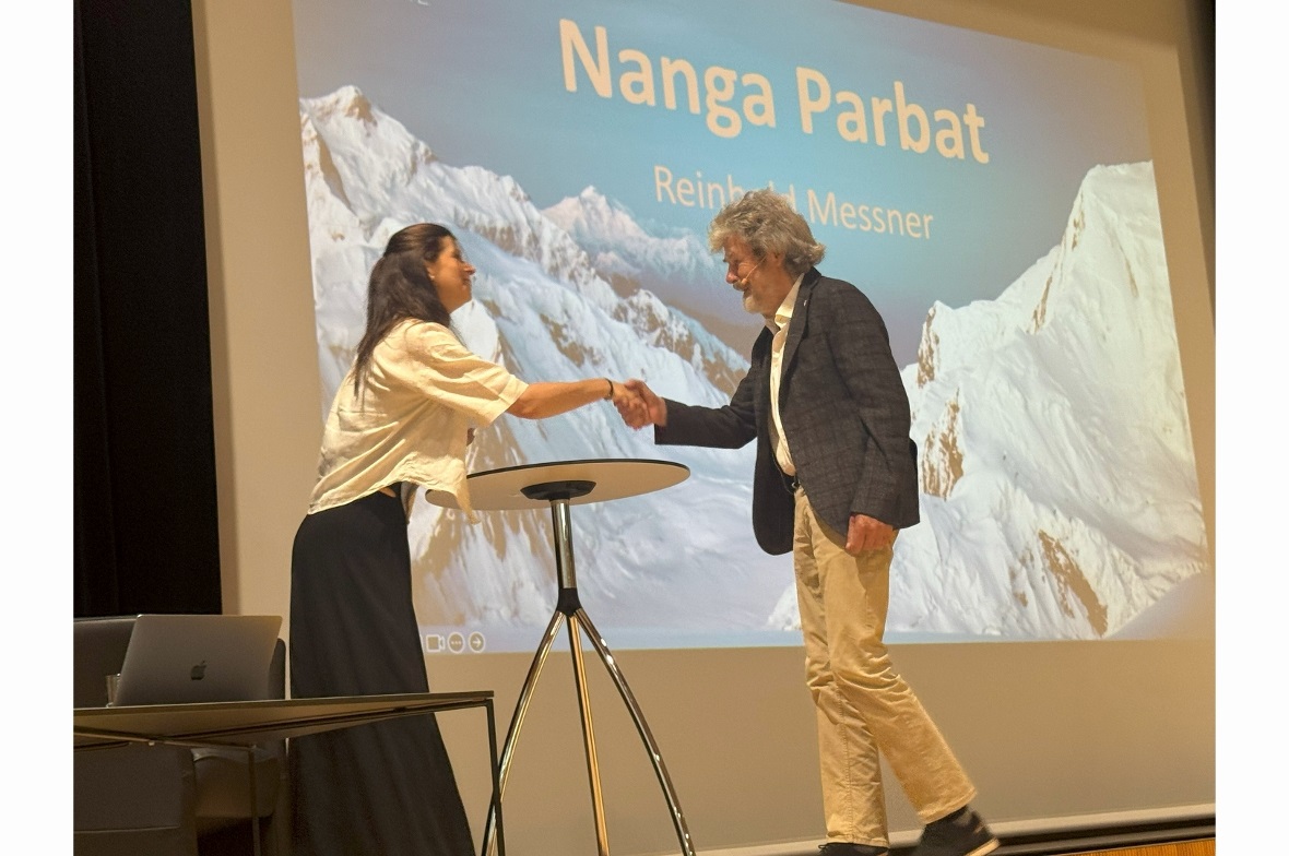 Eva Maria Ebner begrüsst Reinhold Messner.