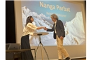 Eva Maria Ebner begrüsst Reinhold Messner.