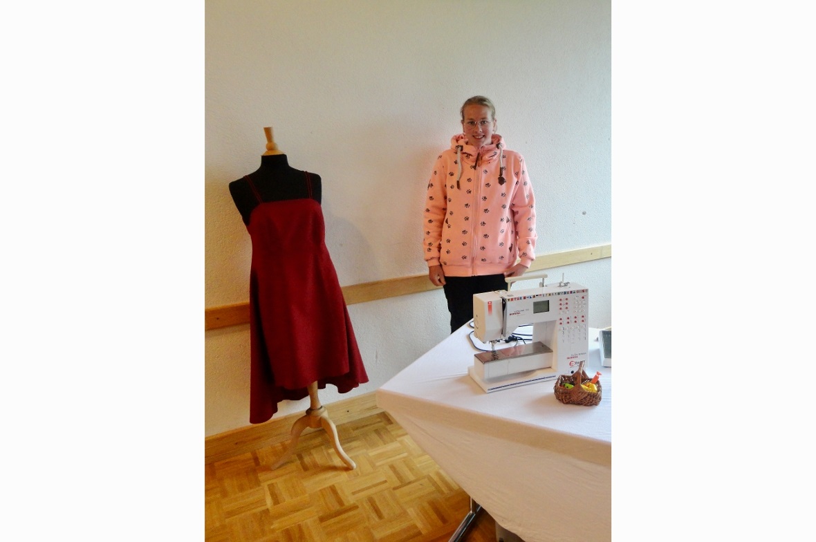 Eveline Guggisberg und das fast-wasserdichte Konf-Kleid.