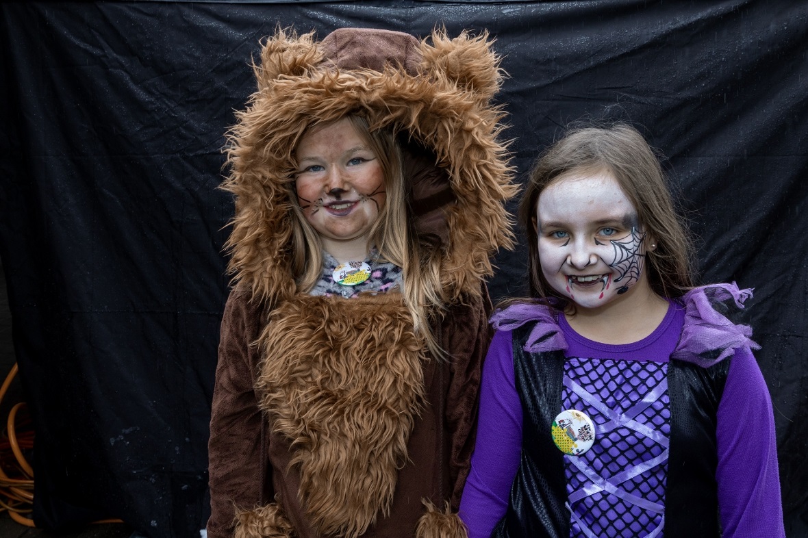 Evelyne als Löwe und Angelina (links) ging als Dracula. Die beiden lieben es sic...