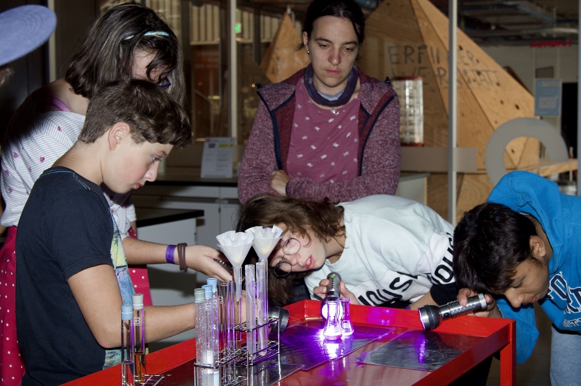 Experiment mit Fluoreszenz im Technorama.
