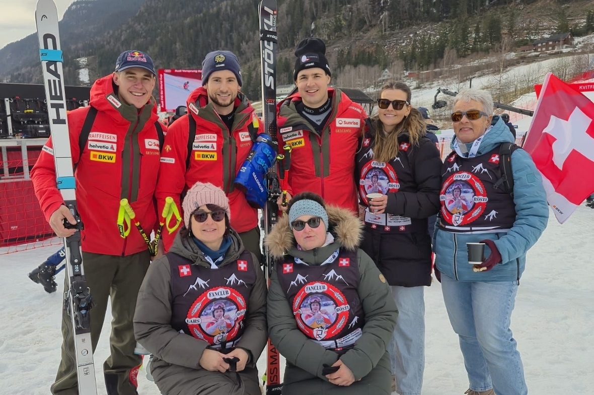 Extra in den hohen Norden gereist, um die Berner Oberländer zu unterstützen: Franjo von Allmen, Marco Kohler und Lars Rösti freuten sich am kleinen, aber feinen Fanteam mit Anja Reusser und Doris Kobel sowie kniend Fränzi Rösti und Monika Mani, die alle erstmals in Norwegen waren und die schlichten Weltcuprennen nach den riesigen Anlässen in Wengen und Kitzbühel durchaus genossen.