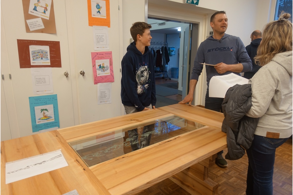 Fabian Dubach eingelegter Tisch mit Beleuchtung.