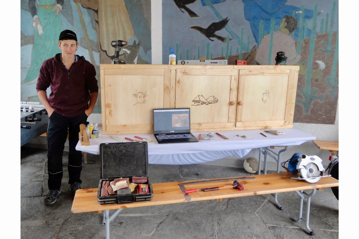 Fabian Guggisberg präsentiert seinen Wandschrank für die Alphütte