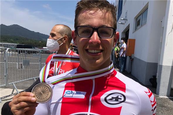 Fabian Recher mit seiner Bronzemedaille bei der WM auf der Rennstrecke von Estoril.