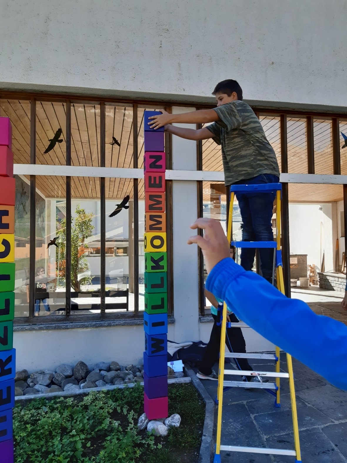 Fabian beim Montieren des letzten Würfels.