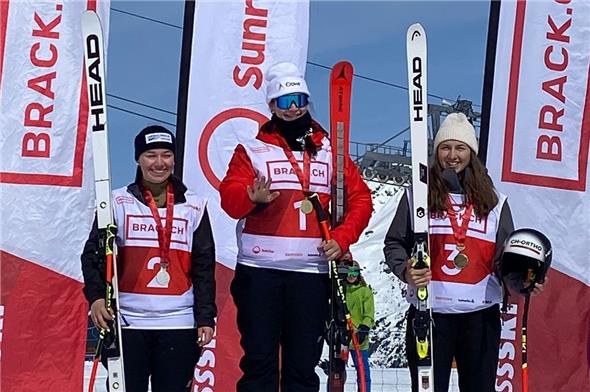 Fabienne Wenger (SST Diemtigtal) erreicht Doppelgold bei den Schweizermeisterschaften in der Abfahrt, hier auf dem Podest der U21 mit links Alina Willi (2. Rang) und Justine Herzog (3. Rang).