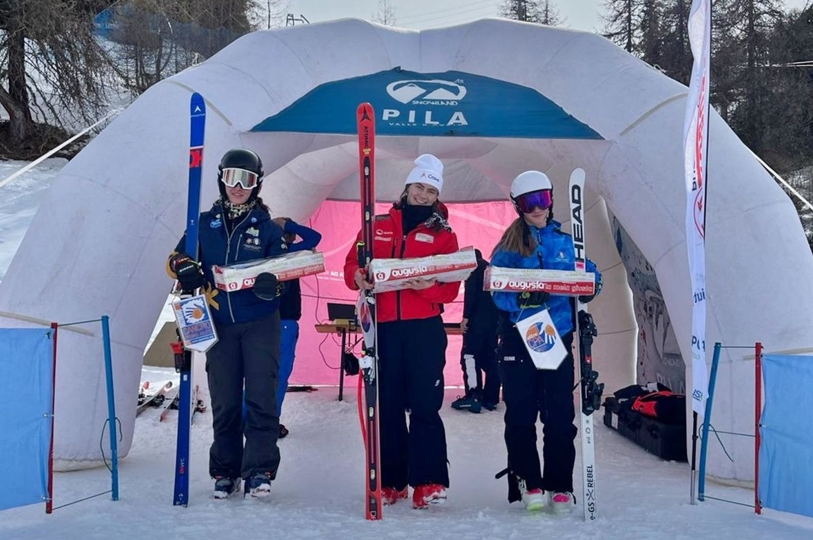 Fabienne Wenger konnte ihren ersten FIS-Sieg in der Abfahrt gewinnen, vor den beiden Italienerinnen Rita Granruaz (links) und Carlotta de Leonardis (rechts).