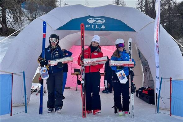 Fabienne Wenger konnte ihren ersten FIS-Sieg in der Abfahrt gewinnen, vor den beiden Italienerinnen Rita Granruaz (links) und Carlotta de Leonardis (rechts).