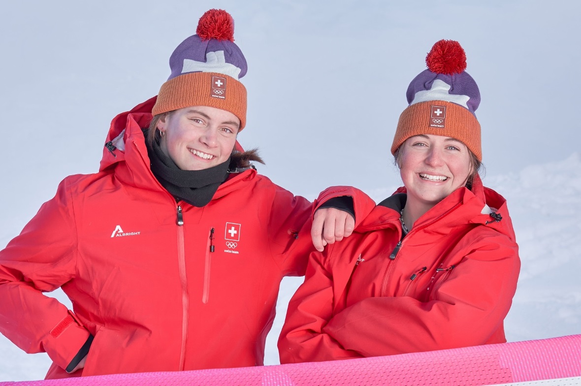 Fabienne Wenger und Noémie Wiedmer starten an den Youth Olympic Games Fabienne Wenger und Noémie Wiedmer im olympischen Outfit für die Youth Olympic Games 2024 in Gangwon.