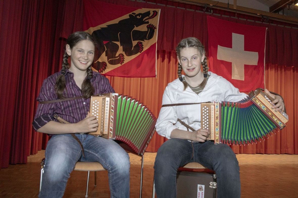 Fabienne und Arianne Wenger spielten zum Auftakt.