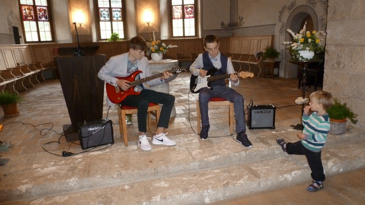 Fabio und Timo spielen Let it be auf der Gitarre.