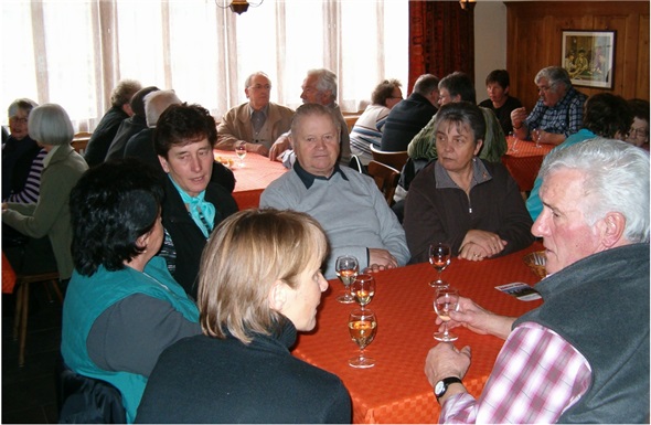 Fachdiskussionen der Experten beim Apéro.
