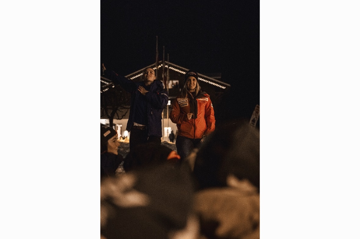 Fackelentzündung auf dem Kronenplatz mit Joana Hählen.