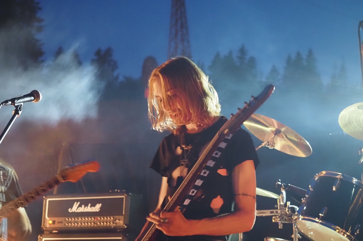 Fäbu wird eins mit der Musik