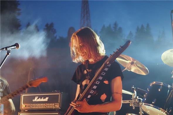 Fäbu wird eins mit der Musik