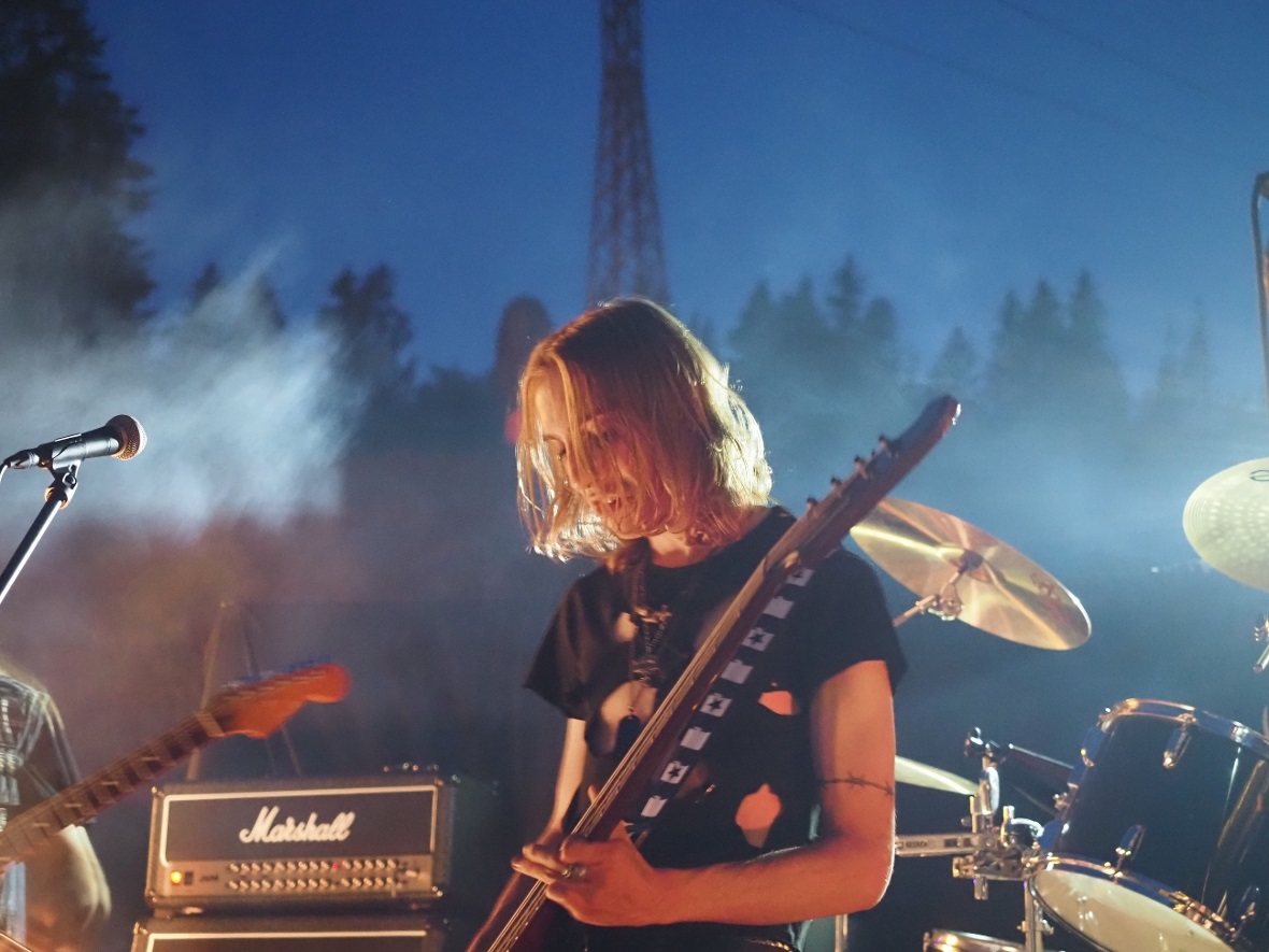 Fäbu wird eins mit der Musik