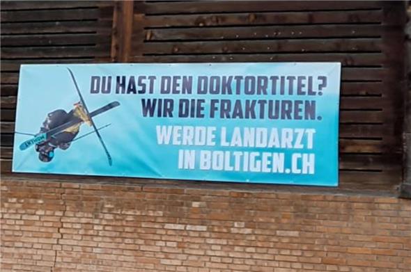 Fällt am Ortseingang ins Auge: Boltigens Suche nach einem Hausarzt-Nachfolger.
