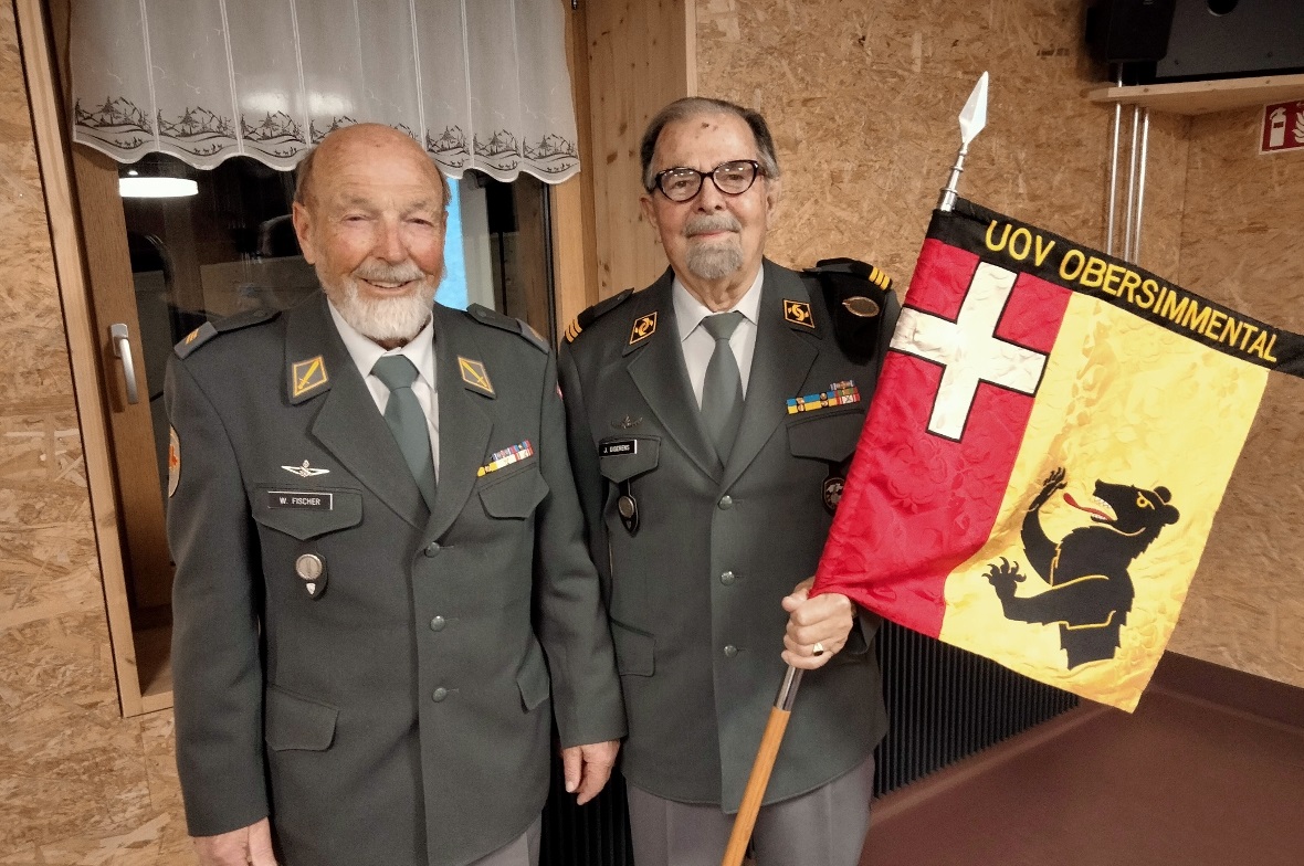 Fahnenübergabe: Obgfr Werner Fischer übergab die Standarte des UOV Obersimmental nach 37 Jahren an den neuen Präsidenten Oberst Jaques Diserens.