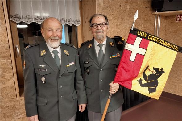 Fahnenübergabe: Obgfr Werner Fischer übergab die Standarte des UOV Obersimmental nach 37 Jahren an den neuen Präsidenten Oberst Jaques Diserens.