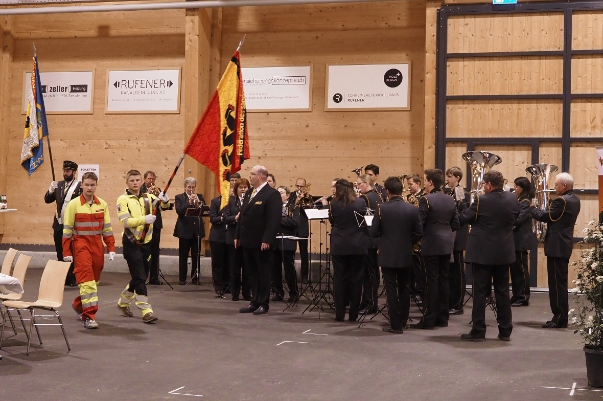 Fahnenübergabe bei der DV.