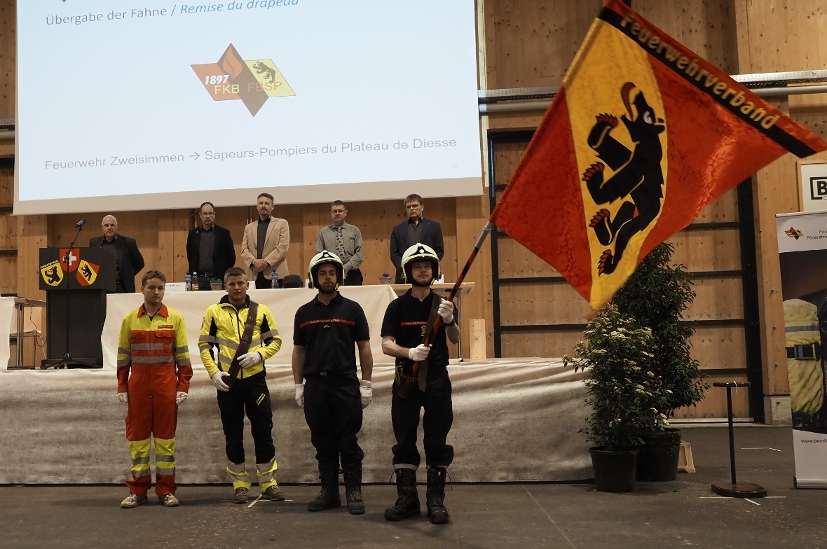Fahnenübergabe der Feierwehr Zweisimmen an die Sapeurs-Pompiers du Plateau de Di...