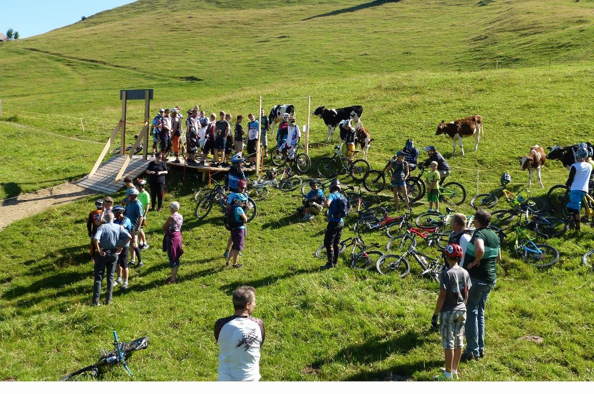Fahrer und Zuschauer warten auf den Start.