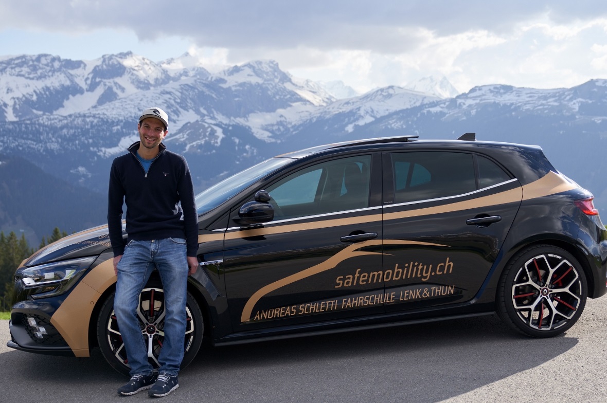 FahrlehrerAndreas Schletti berät gerne bei allen Fragen rund um das Autofahren.