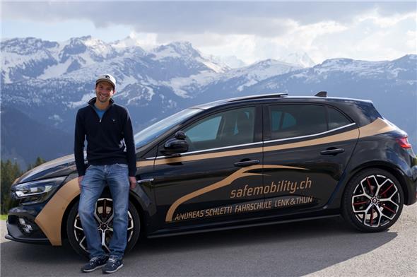 FahrlehrerAndreas Schletti berät gerne bei allen Fragen rund um das Autofahren.